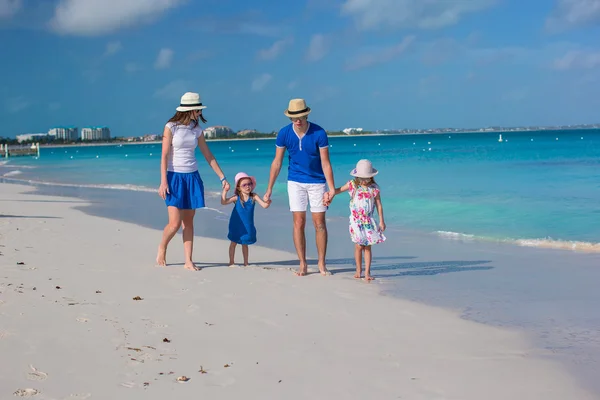 Happy family of four on caribbean holiday vacation — Stock Photo, Image