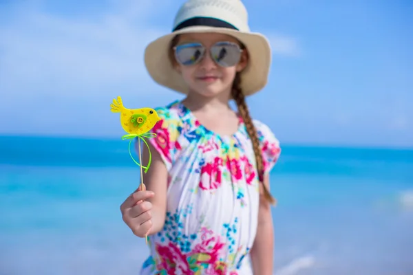 Happy little girl in hat on beach during summer vacation — Stock Photo, Image