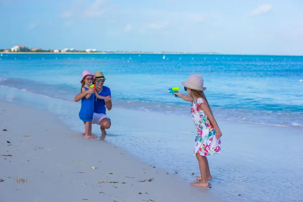 Kleines Mädchen spielt mit Familie im Karibik-Urlaub — Stockfoto