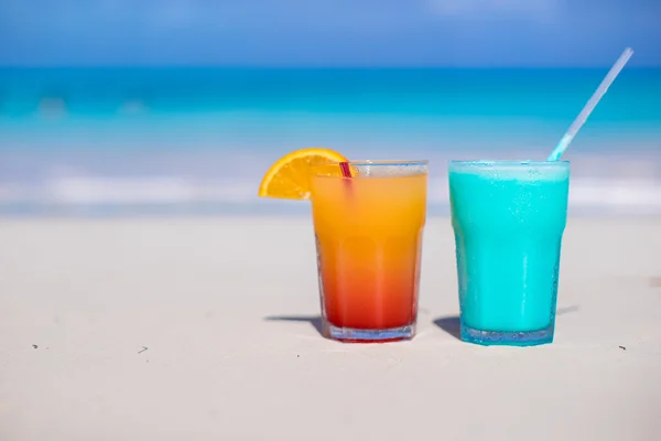 Blue curacao ve beyaz kumlu plajda kokteyl mango kapatın — Zdjęcie stockowe