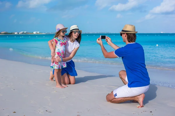 Il padre giovane che fa la fotografia a telefono di famiglia a spiaggia — Foto Stock