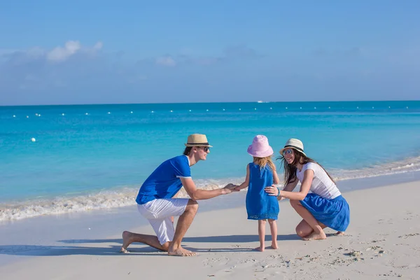 Счастливая семья наслаждается пляжным отдыхом — стоковое фото