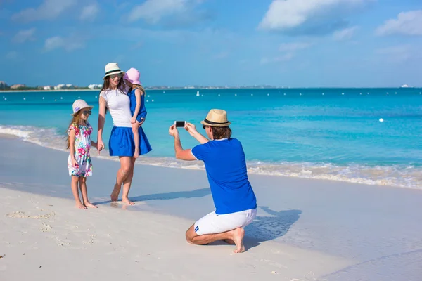 Famiglia felice in vacanza vacanza caraibica — Foto Stock