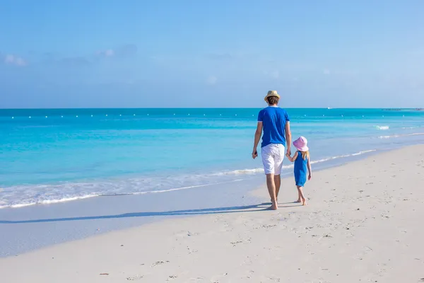 Adorable little girl and father at beach during summer vacation — Stock Photo, Image