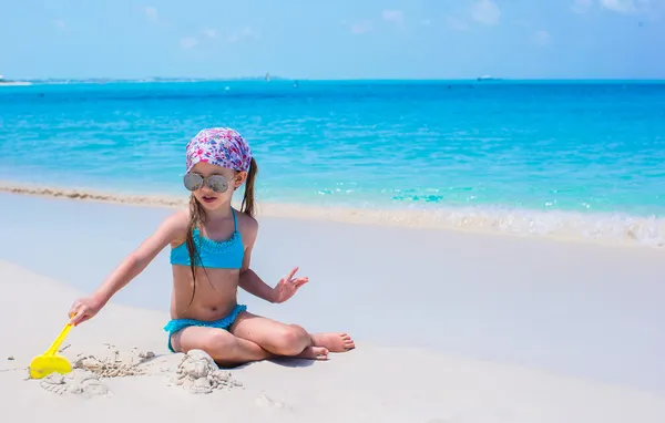 Little adorable girl on seashore during summer vacation — Stock Photo, Image