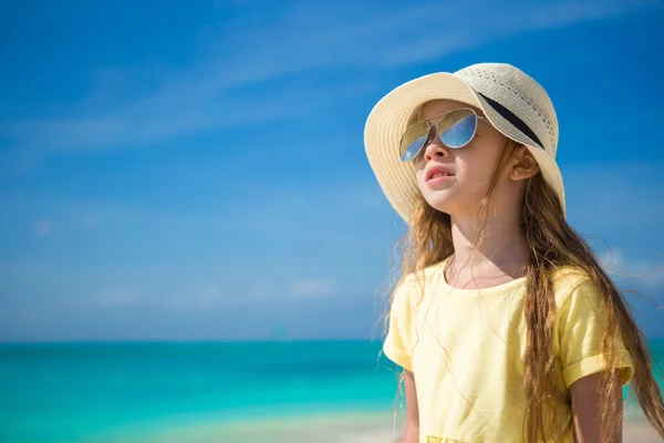 Happy little girl in hat on beach during summer vacation — Stock Photo, Image