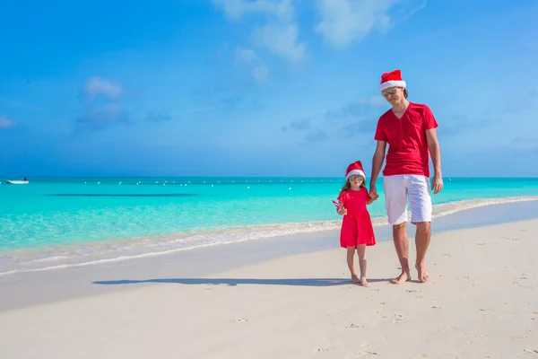 Aile içinde Noel şapka tropikal plaj — Stok fotoğraf