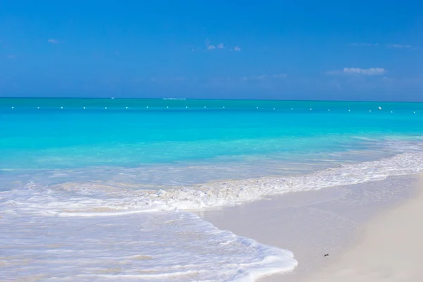 Praia branca perfeita com água azul-turquesa na ilha ideal — Fotografia de Stock