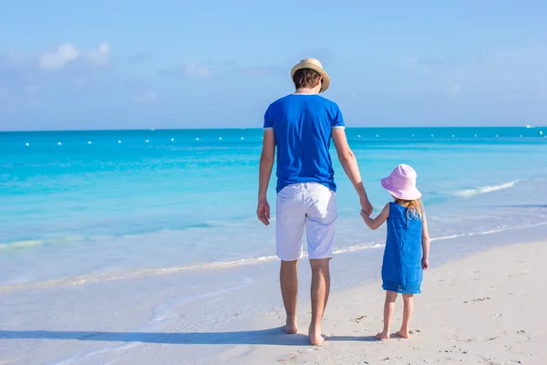 Adorabile bambina e padre in spiaggia durante le vacanze estive — Foto Stock