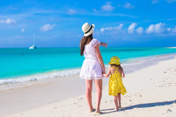 Mother and daughter walking along a tropical beach — Stock Photo, Image