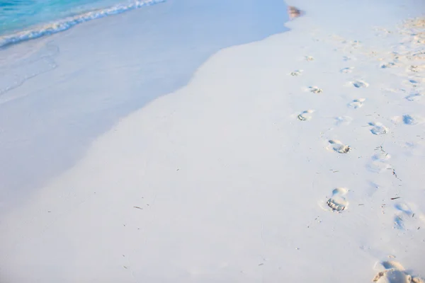 Human footprints on white sand beach — Stock Photo, Image