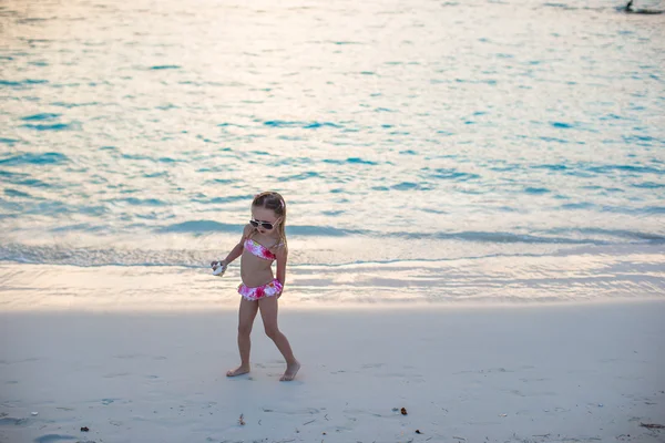 Маленькая девочка на берегу моря во время летних каникул — стоковое фото