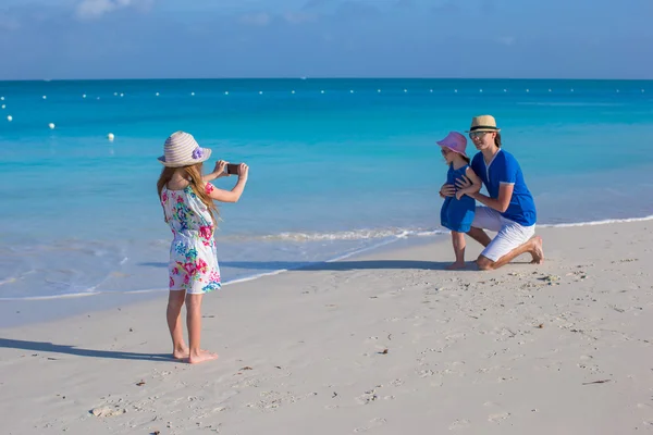 Gelukkige familie genieten van strandvakantie — Stockfoto