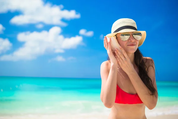 Retrato de mujer con concha en las manos en la playa tropical — Foto de Stock