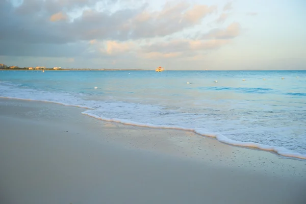 Impresionante hermosa puesta de sol en una playa caribeña exótica —  Fotos de Stock