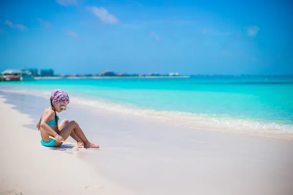 Holčička na pláži během letních prázdnin — Stock fotografie