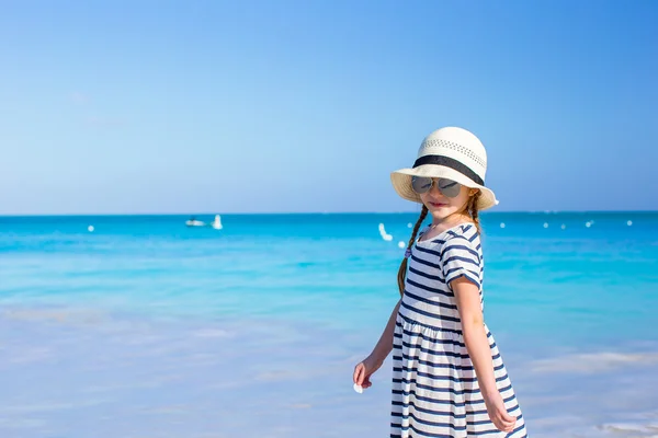 Маленькая милая девочка в шляпе на пляже во время отдыха на Карибах — стоковое фото