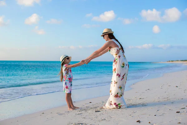Gyönyörű anya és imádnivaló kis lánya, élvezze a nyaralás — Stock Fotó