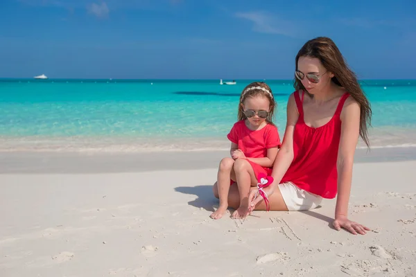 若い母親とカリブ海の休暇中に小さな女の子 — ストック写真