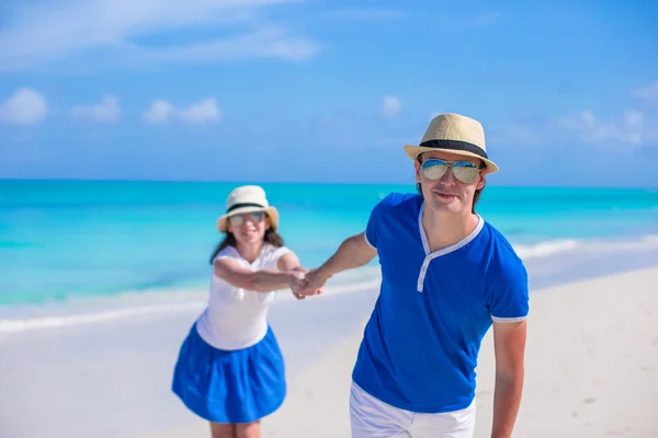 Pareja feliz divertirse durante vacaciones en la playa del Caribe — Foto de Stock