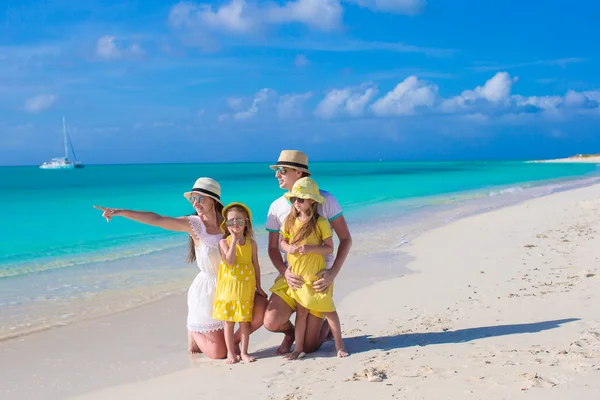 Família feliz posando na praia durante as férias tropicais — Fotografia de Stock