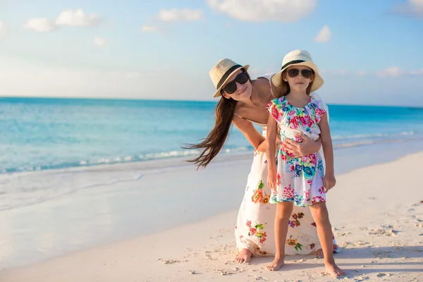 Matka a rozkošná dceruška bavit během letních prázdnin — Stock fotografie