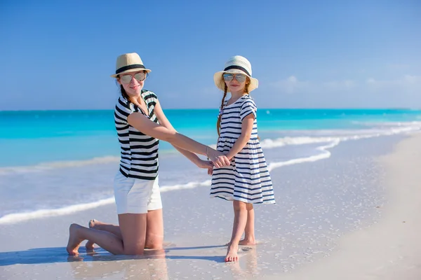 Szczęśliwa mama i mała dziewczynka na karaibskiej plaży biały — Zdjęcie stockowe