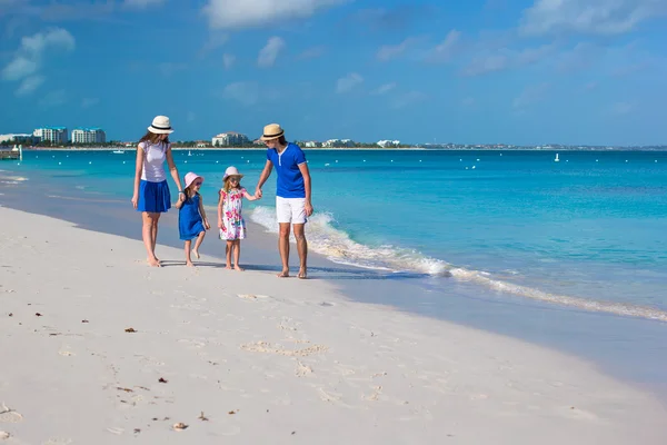 Heureuse belle famille en vacances caribéennes — Photo