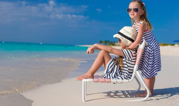 Niñas adorables en silla de playa durante las vacaciones caribeñas —  Fotos de Stock