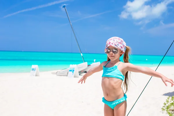 Nuttet lille pige har det sjovt på en yacht under caribbean ferie - Stock-foto