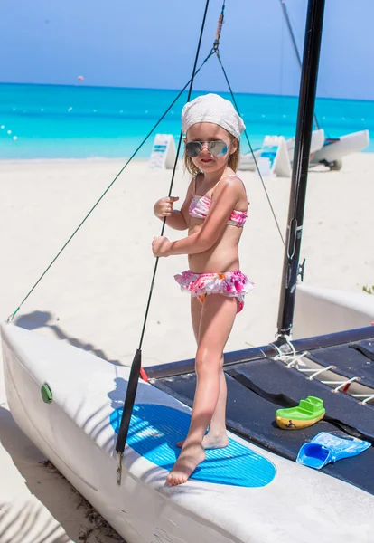 Schattig meisje hebben plezier op een jacht tijdens Caribische vakantie — Stockfoto