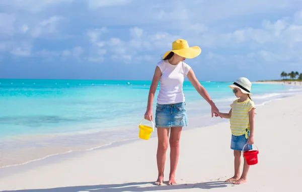Lilla flicka och ung mamma spelar på tropical beach — Stockfoto