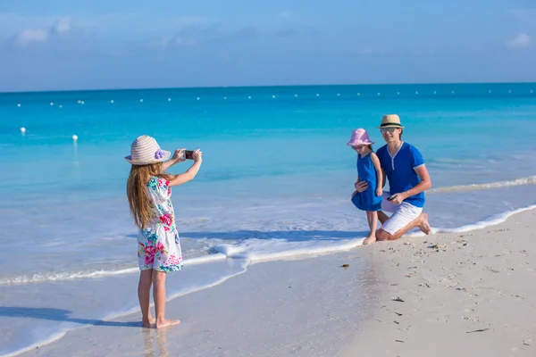 Petite fille faisant la photo de sa famille — Photo