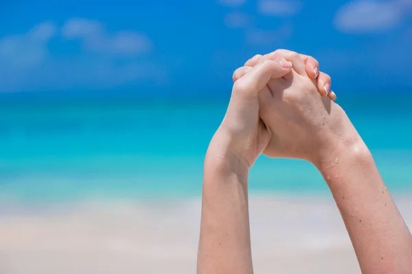 Close up of female hands on white sandy beach — Stock Photo, Image