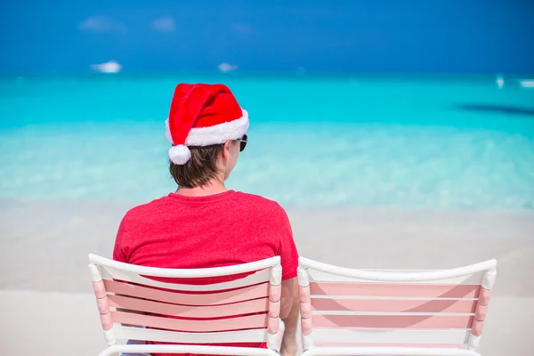 Man in Kerstman hoed genieten zomervakantie aan tropisch strand — Stockfoto