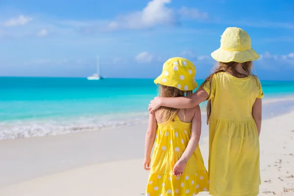 Back view of two adorable little girls on caribbean vacation — Stock Photo, Image