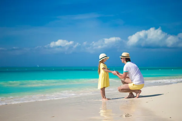 Liten söt flicka och hennes far på tropisk strand, exotiska — Stockfoto