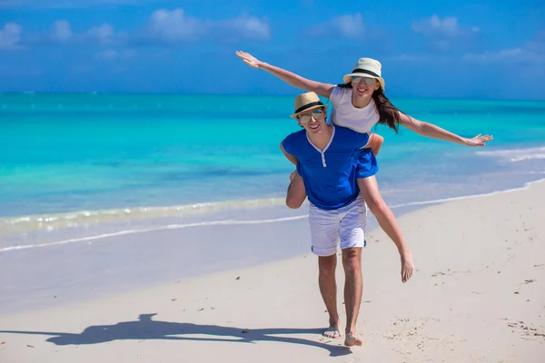 幸福的家庭在加勒比海滩度假有乐趣 — 图库照片