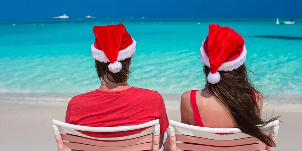 Tropik sahilde kırmızı santa şapkalar içinde mutlu Romantik Çift — Stok fotoğraf