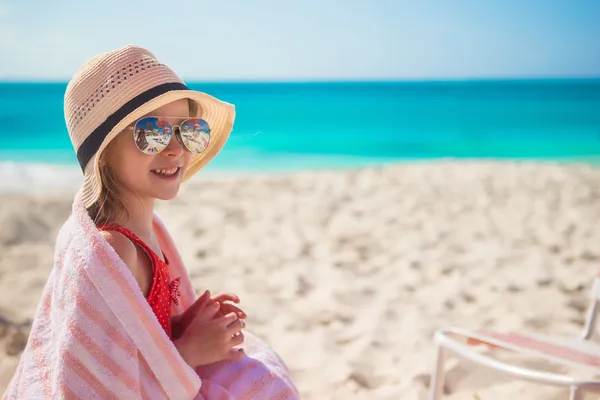 Nettes kleines Mädchen mit Hut am Strand während der Sommerferien — Stockfoto