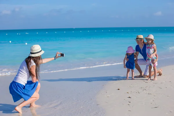 Heureuse belle famille en vacances caribéennes — Photo