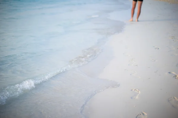 Menschliche Fußabdrücke am weißen Sandstrand — Stockfoto