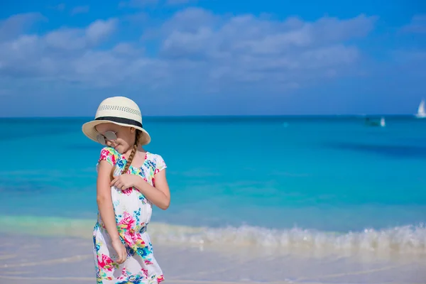 Aranyos lány nyaralás alatt fehér strand — Stock Fotó