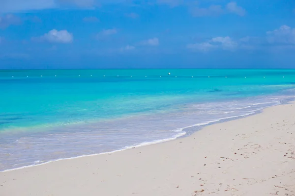Praia branca perfeita com água azul-turquesa na bela ilha — Fotografia de Stock