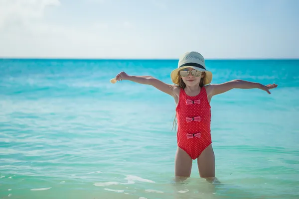 Entzückendes kleines Mädchen mit Hut am Strand während der Sommerferien — Stockfoto
