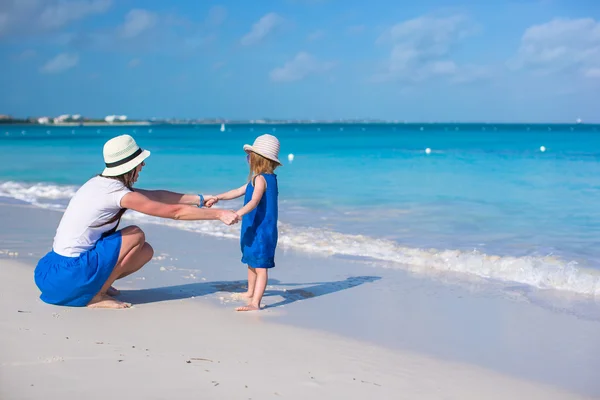 Glückliche Mutter und ihre kleine Tochter genießen den Sommerurlaub — Stockfoto