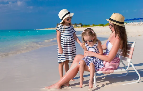 Young mother and her little daughters enjoy summer vacation — Stock Photo, Image