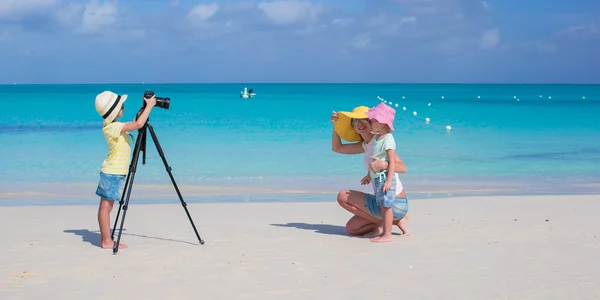 Lilla flickan att göra foto av sin mamma och syster på stranden — Stockfoto