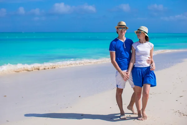 Gelukkige paar veel plezier tijdens Caribische strandvakantie — Stockfoto