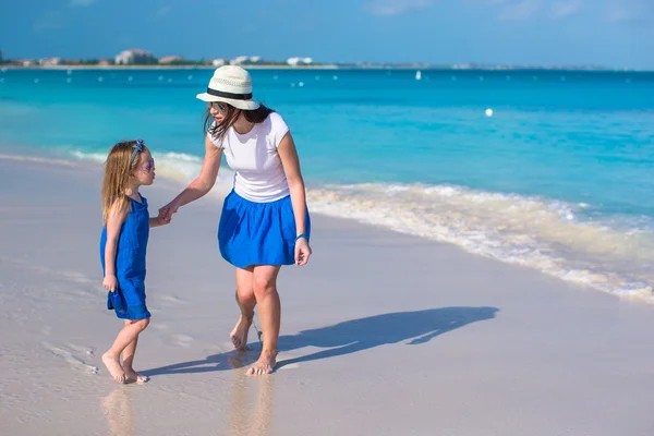 Giovane madre e figlia adorabile durante le vacanze estive — Foto Stock